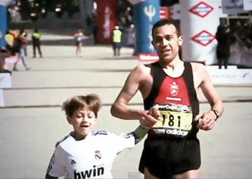 Carlos Chacón entrando en meta - Maratón Madrid 2011