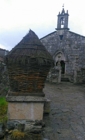 FOTO 5 - Cabazo e iglesia de Sta. Maria en Leboreiro